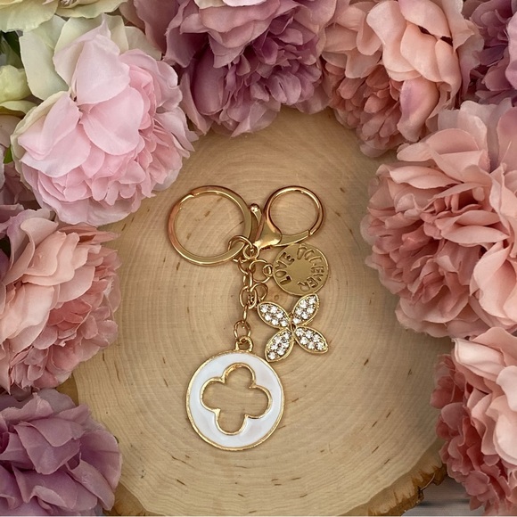 White and Gold Crystal Flower Clover Keychain Charm - Picture 7 of 15